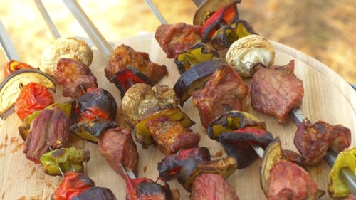 Barbecue gourmand et juteux sur une planche à découper en bois
