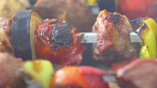 Tomate é assado em espetos Kebabs, churrasco, braseiro,