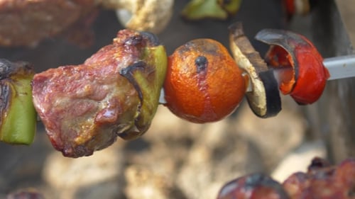 Kebabs, Grillen am Spieß, Drehen Sie sich um, Kohlebecken, Nocken bewegt sich nach links
