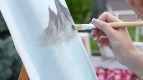 Künstler arbeitet an einer Naturlandschaft