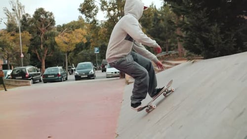 Skater Jump professionnel avec Kickflip Flip Flip Trick à bord, Skateboarder Ollie, Skateboard