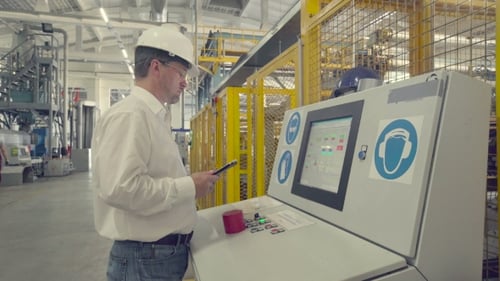 Der Ingenieur überprüft die Einstellungen der CNC-Maschine
