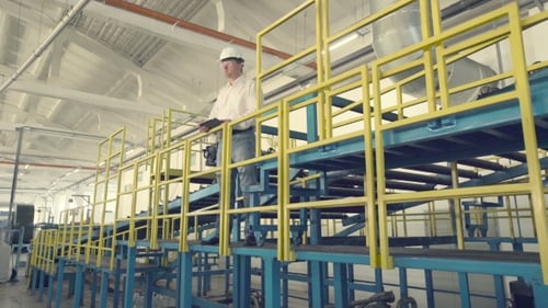 Ingenieur in einer Industriefabrik