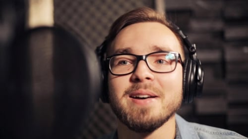 Homme Avec Casque Chantant Au Studio D'enregistrement 36