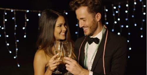 Jovem casal brindando o ano novo com champanhe