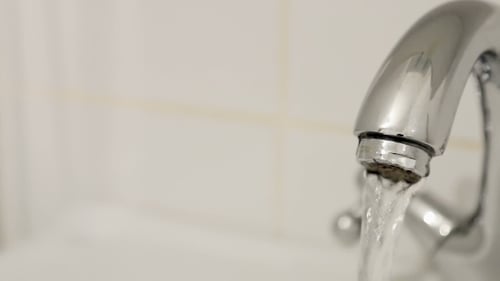 Wasserhahn eingeschaltet Füllen Sie die Spüle mit Wasser