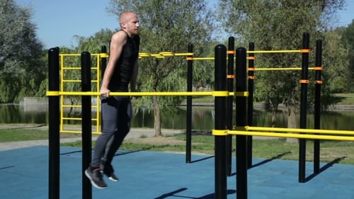 Mann hebt seine Knie an seine Brust