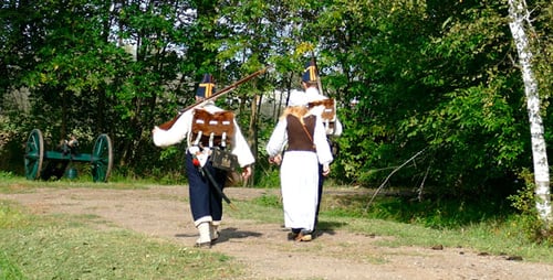 Mädchen und Soldaten.