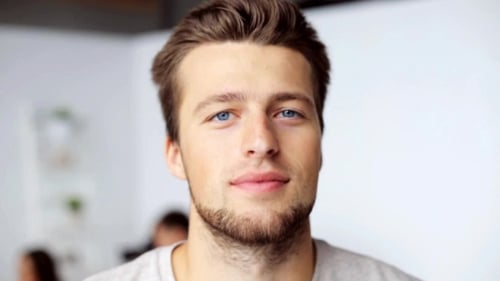 Gesicht eines glücklich lächelnden jungen Mannes