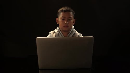 Junge hackt sich in das System