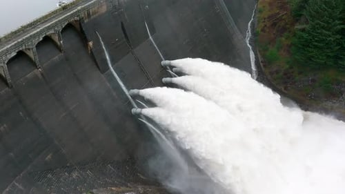 Agua bombeada a través de una presa de central hidroeléctrica a cámara lenta