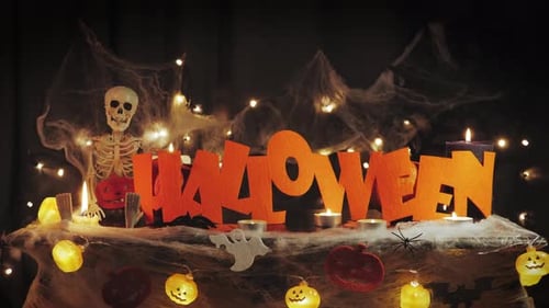 Halloween-Kürbisse und Dekorationen