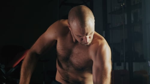 Starker Mann beim Heben schwerer Gewichte