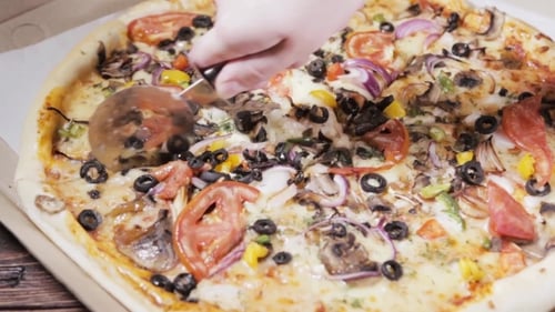 Pizza maison coupée