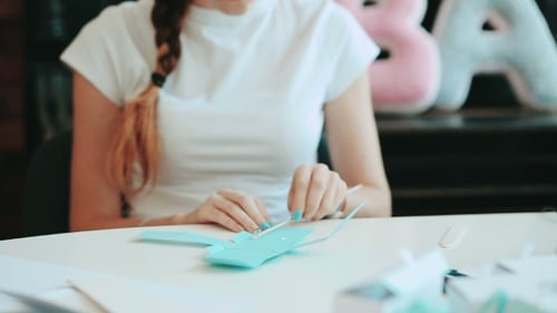 Frau fertigt Schachteln, Dekorationen, handgemacht. Von Hand gefertigt. Herstellung von Boxen, Buchstaben und Zahlen
