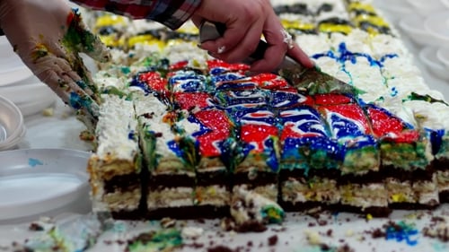 Toller Kuchen in Stücke geschnitten mit einem Messer