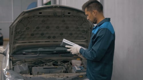 Autowartung, Austausch des Papierluftfilters durch Mann
