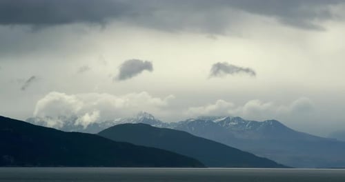Wolken über Bergen