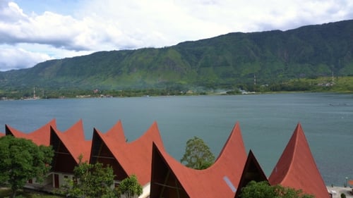 Panorama do lago Toba com telhados tradicionais de estilo Batak da Ilha Samosir