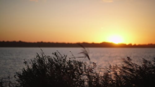 Wunderschöner Sonnenuntergang am Fluss. Sonnenuntergang auf dem Land