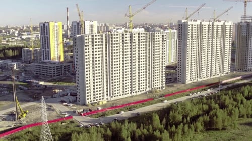 Volando por encima del edificio sin terminar de varios pisos
