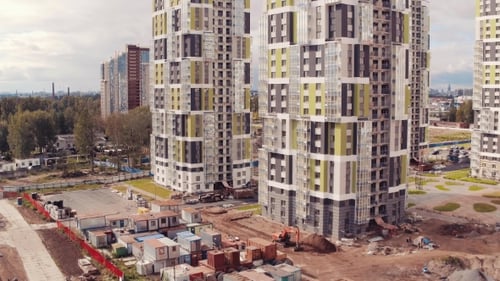 Volando por encima del edificio sin terminar de varios pisos