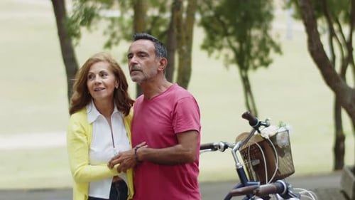 Amantes felices de pie abrazándose en el parque