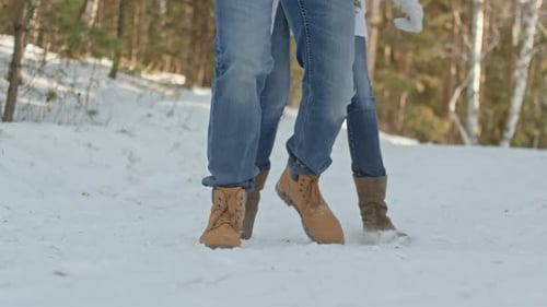Casal correndo atrás de menino de trenó