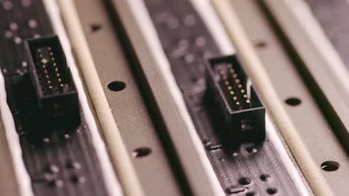 Foto deslizante de um componente de conectores e um grande microcircuito verde no laboratório da oficina