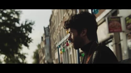 Homem caucasiano tirando fotos lá fora na rua