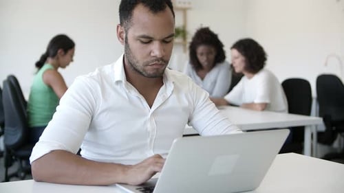 Programador enfocado que trabaja en Open Space Office