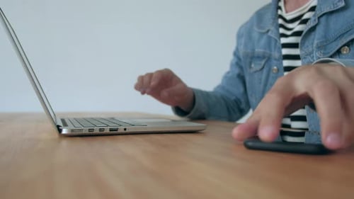 L'homme travaille à l'ordinateur portable au bureau