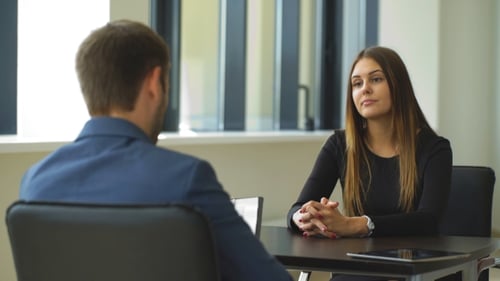 Une femme répond aux questions de l'employeur lors de l'entrevue