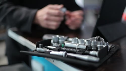 Mechaniker setzt die Steckdose auf den Schraubenschlüssel