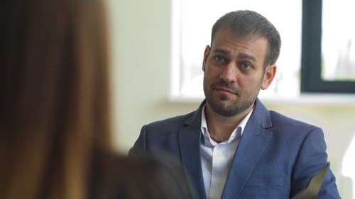 L'employeur pose des questions à la femme lors de l'entrevue