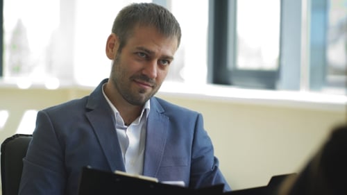 Der Arbeitgeber stellt der Frau im Interview Fragen