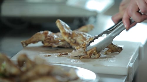 Kochen Sie Koteletts zubereitetes Huhn auf dem Schneide