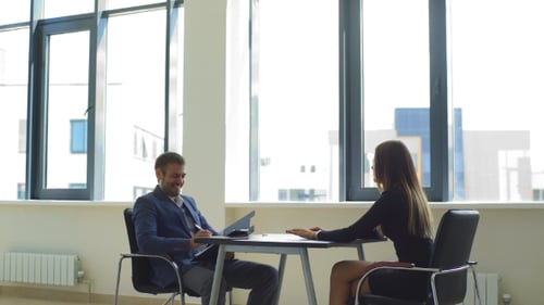 Lächeln Der Arbeitgeber stellt der Frau im Interview Fragen