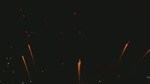 Am Abend blinkt ein Feuerwerk