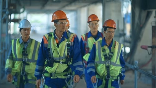 Arbeiter und Ingenieure, Gehen auf Industriefabrik.