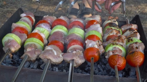 Barbecue mit Fleisch auf dem Grill