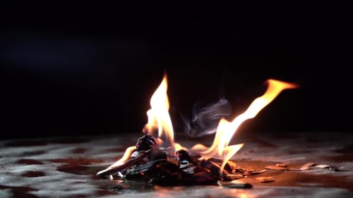 Super Schuss zum Verbrennen von Holzspänen im Dunkeln. Kleines Feuer