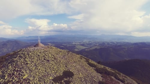 Voo aéreo rápido nas montanhas dos Cárpatos