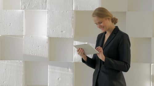 Geschäftsfrau mit Tablet-Computer im Innenbereich