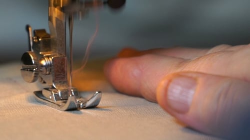 Filmmaterial einer Frau, die auf der Nähmaschine näht.