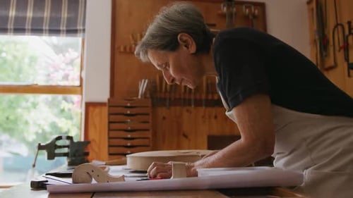 Mujer luthier trabajando en su taller
