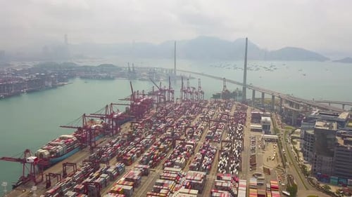 Luftaufnahme eines Containerfrachtschiffs im Export- und Importgeschäft und in der Logistik