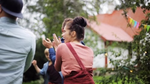 Amigos felizes dançando na festa de verão no jardim