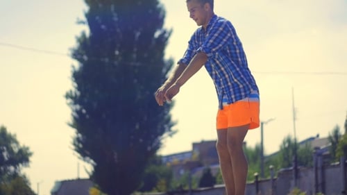 Männlicher Athlet macht Gainer am Strand in