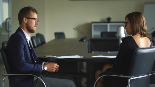 Nette Geschäftsfrau bringt seinen Kunden dazu, während eines Meetings einen Vertrag zu unterzeichnen und einen Deal abzuschließen